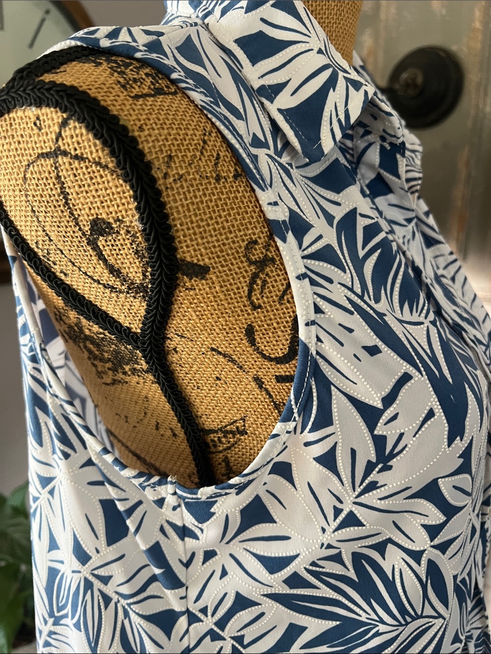 Sleeveless Navy and White Leaf-Print Button-Front Shirt - Picture 3 of 5